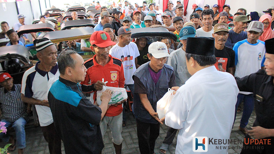 Alhamdulillah, 120 Tukang Becak Terima Paket Sembako