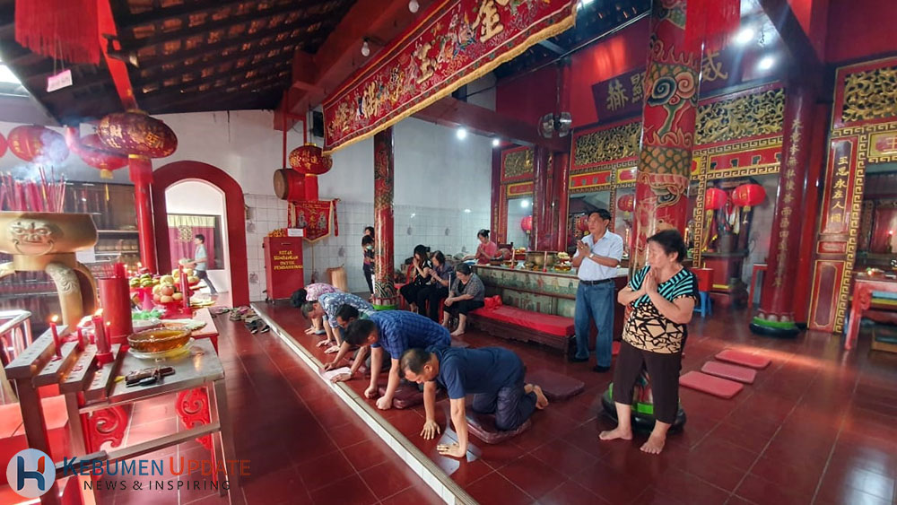 Usai Doakan Arwah Leluhur,  Warga Tionghoa Bagikan 1.000 Paket Sembako