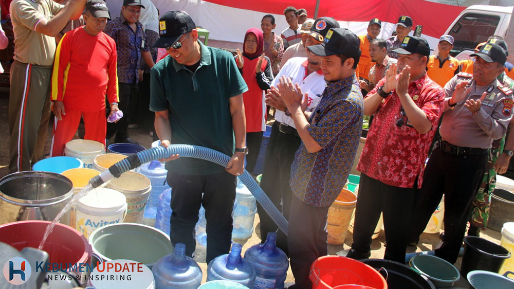 PLN UP3 Cilacap Kirim Air Bersih untuk Korban Kekeringan