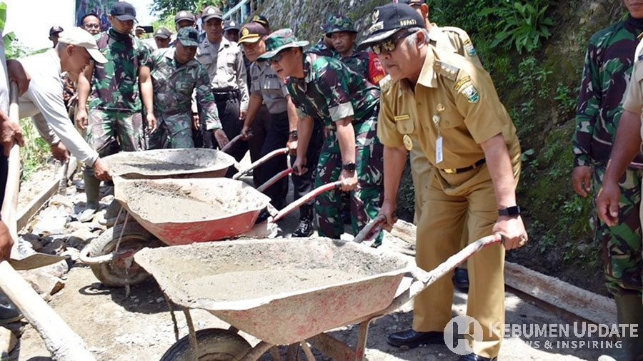 TMMD Sengkuyung di Desa Argopeni Bangun Jalan Poros