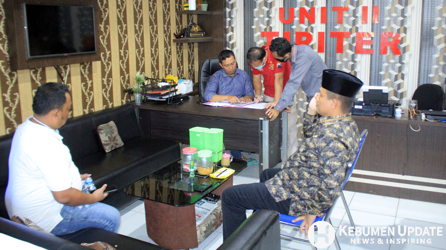 Wabup menunggu di Unit Tipiter. (Foto: Padmo-KebumenUpdate) Wabup menunggu di Unit Tipiter. (Foto: Padmo-KebumenUpdate)