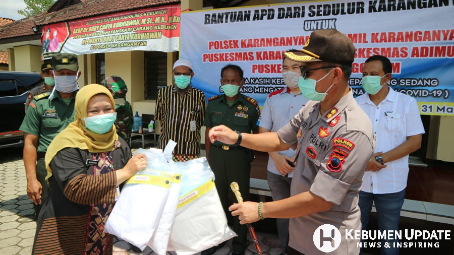Kapolres Kebumen AKBP Rudy Cahya Kurniawan menyerahkan bantuan APD secara simbolis. (Foto: Dok. Sedulur Karanganyar)   
