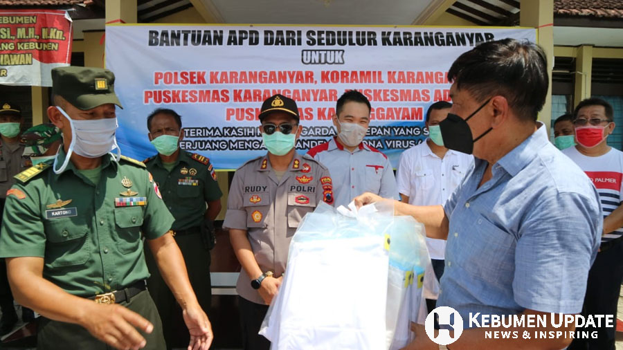 Owner Muncul Group Sugeng Budiawan menyerahkan bantuan. (Foto: Dok. Sedulur Karanganyar)