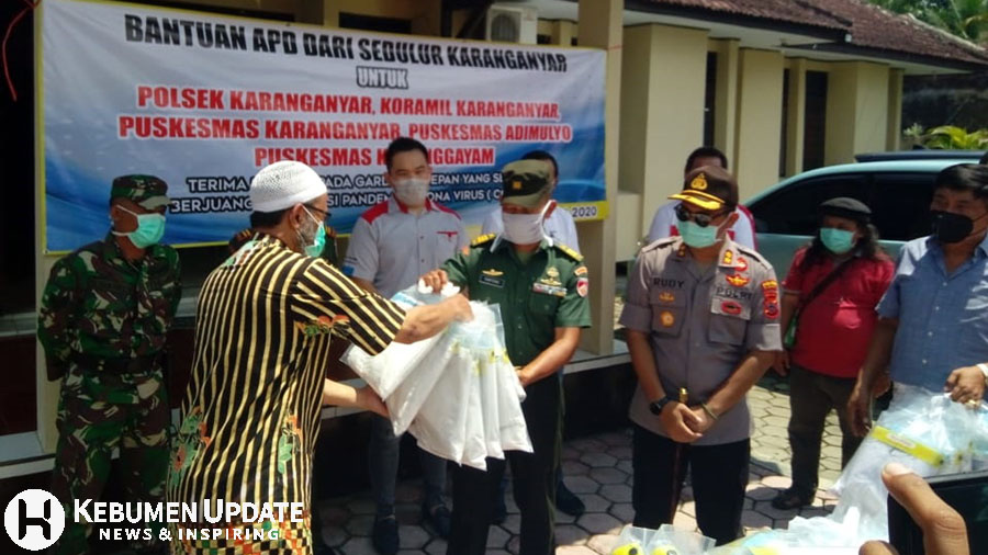 Serah terima bantuan dari Sedulur Karanganyar.  (Foto: Dok. Sedulur Karanganyar) 