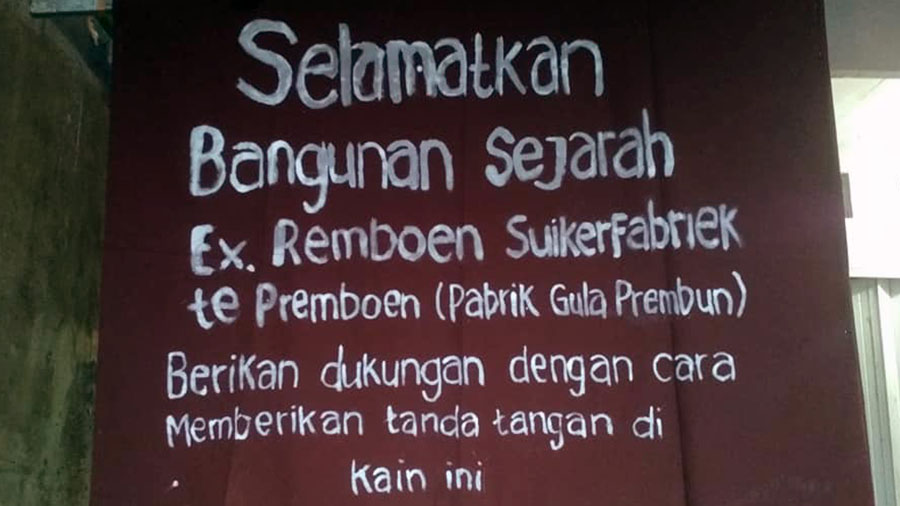 Poster penolakan bangunan bersejarah bekas pabrik gula Prembun. (Foto: Istimewa)