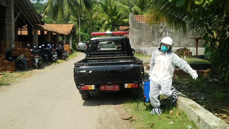Petugas bersiap melakukan penyemprotan. (Foto: Dok. Pusdalops)