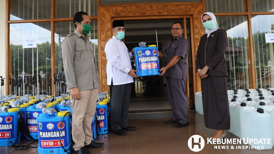 Bupati Yazid Mahfudz menyerahkan secara simbolis bantuan kepada Ketua DPRD Sarimun. (Foto: Dok. Humas Kebumen)