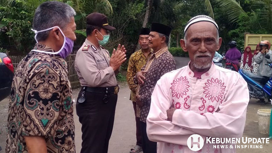 Kapolsek Petanahan AKP Masngudin memberikan pemahaman kepada warga. (Foto: Dok. Humas Polres Kebumen) 