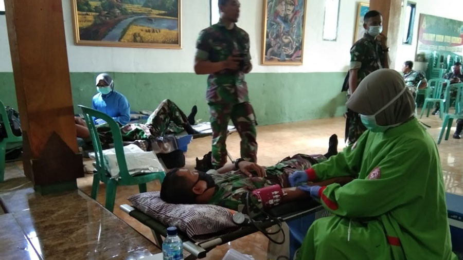 Donor darah personil Kodim 0709 Kebumen. (Foto: Istimewa) 