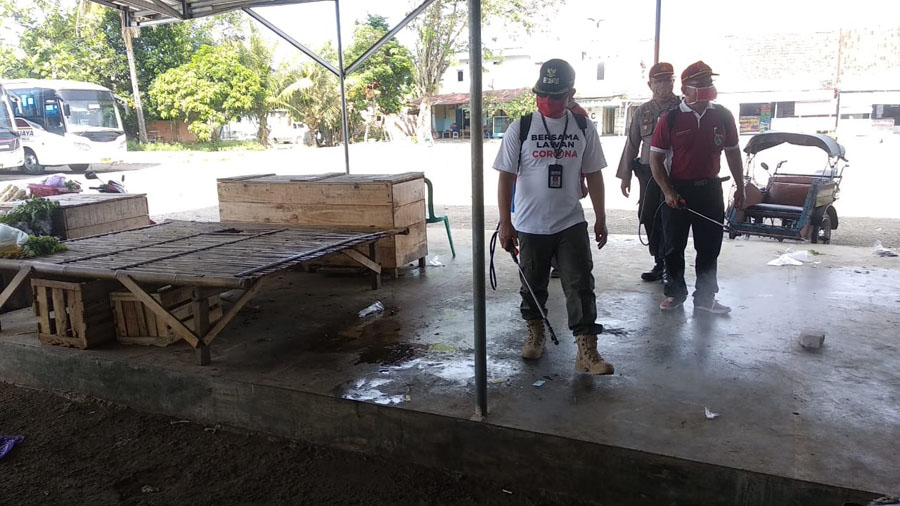 Wabup Arif Sugiyanto melakukan penyemprotan disinfektan massal. (Foto: Istimewa)  