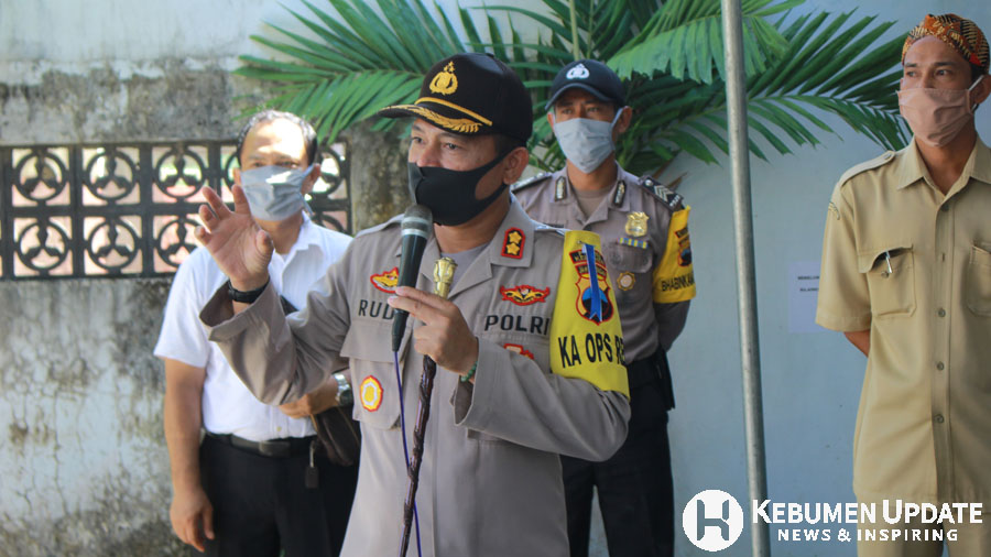 Kapolres Kebumen AKBP Rudy Cahya Kurniawan memberikan sosialisasi kepada warga. (Foto: Padmo-KebumenUpdate) 