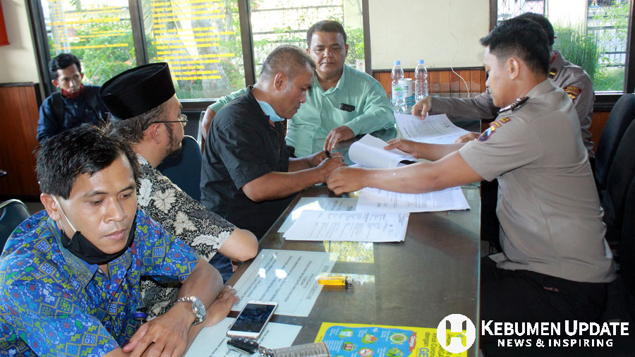 Sujud menandatangani surat laporan. (Foto: Padmo-KebumenUpdate)   