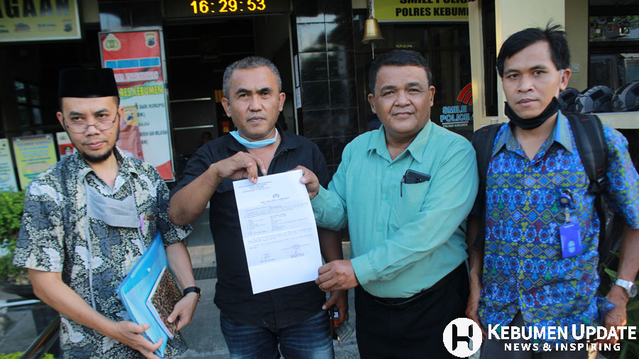 Sujud Sugiarto didampingi para pengacara menunjukkan STTLP. (Foto: Padmo-KebumenUpdate)