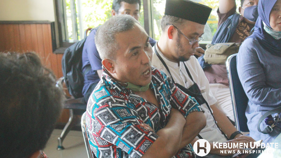Sujud Sugiarto saat mendatangi Mapolres Kebumen. (Foto: Padmo-KebumenUpdate)