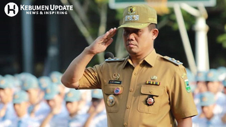 Wabup Kebumen Arif Sugiyanto saat menjadi inspektur upacara. (Foto: Istimewa)
