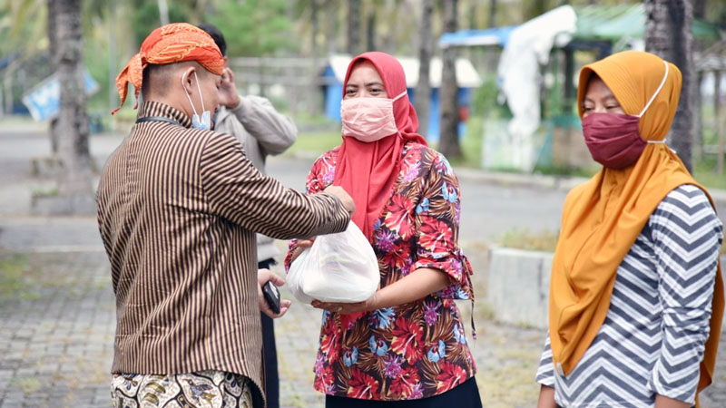 Wakil Bupati Arif Sugiyanto menyerahkan paket sembako kepada pedagang di objek wisata. (Foto: Istimewa)
