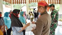 Wakil Bupati Arif Sugiyanto menyerahkan paket sembako kepada pedagang di objek wisata. (Foto: Istimewa)