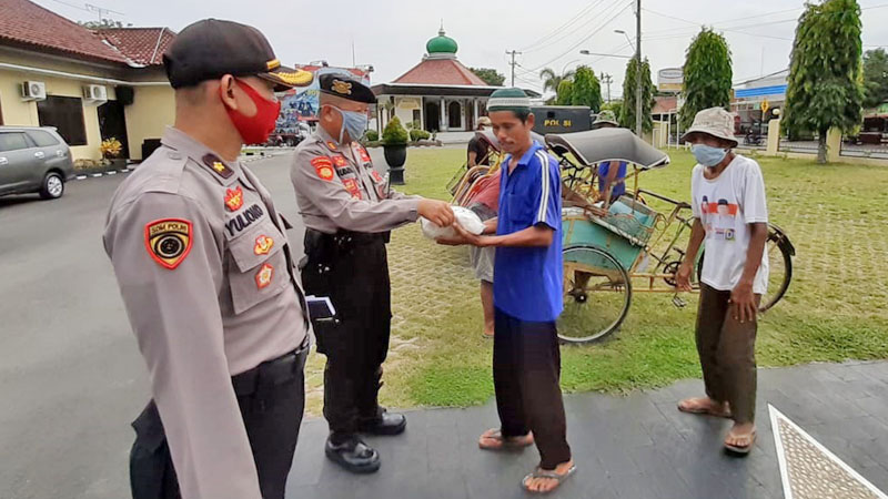 Abang becak dibantu beras 5 Kilogram. (Foto: Dok. Polres Kebumen)