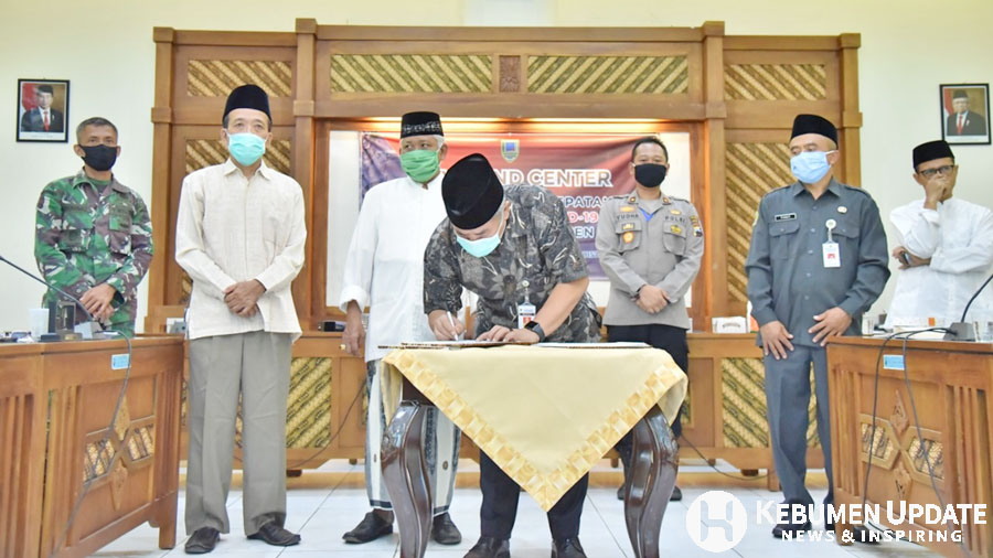 Bupati Kebumen Yazid Mahfudz menandatangani kesepakatan. (Foto: Dok. Humas Kebumen)