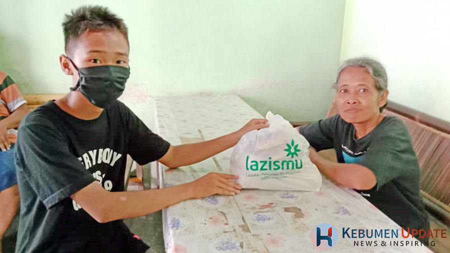 Santri MIBS Kebumen menyalurkan sembako. (Foto: Istimewa)