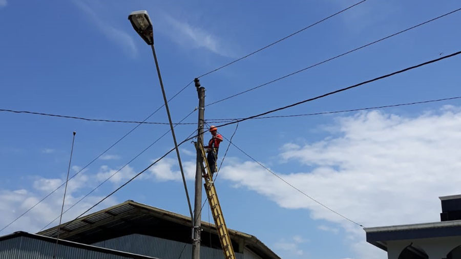 Petugas memperbaiki jaringan PLN. (Foto: Istimewa)