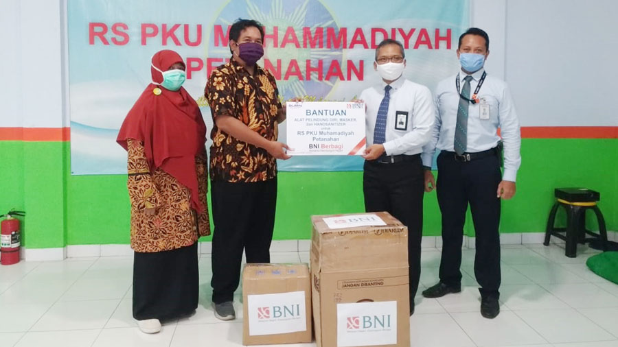 Pemimpin Cabang BNI Kebumen Himawan Herrachmadi menyerahkan bantuan APD kepada Direktur RS PKU Petanahan. (Foto: Istimewa)
