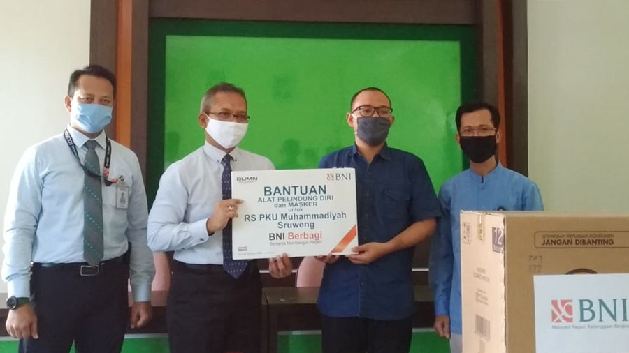 Pemimpin Cabang BNI Kebumen Himawan Herrachmadi menyerahkan bantuan APD kepada Direktur RS PKU Muhammadiyah Sruweng dr Hasan Bayuni. (Foto: Istimewa)