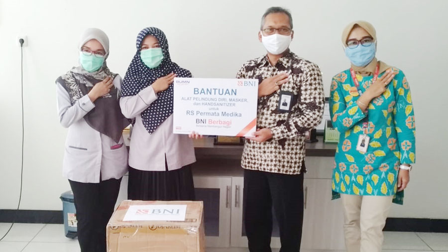 Pemimpin Cabang BNI Kebumen Himawan Herrachmadi menyerahkan bantuan APD kepada RS Permata Medika. (Foto: Istimewa)