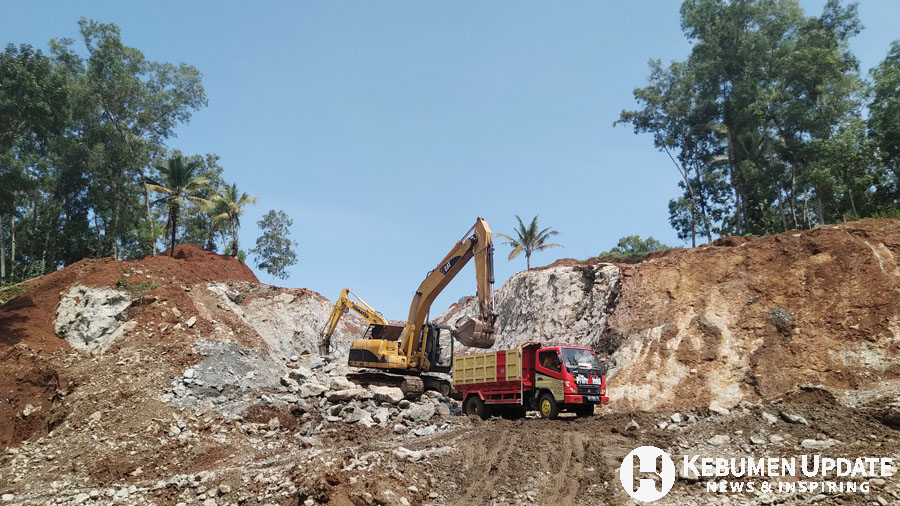 Alat berat membedah bukit. (Foto: Padmo-KebumenUpdate)