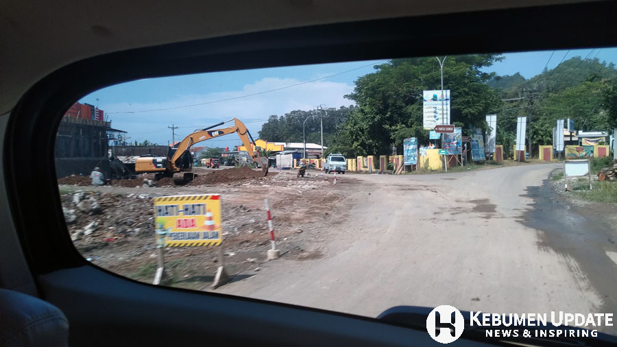 Pelebaran jalur di pertigaan Jladri. (Foto: Padmo-KebumenUpdate)