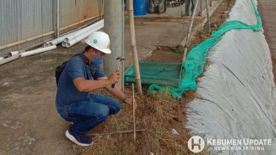 Petugas PLN ULP Gombong memasang patok untuk pemindahan tiang listrik pada proyek JLSS. (Foto: Istimewa)