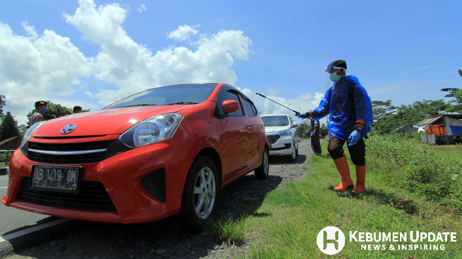 Mobil yang melintas di Kebumen disemprot menggunakan disinfektan. (Foto: Padmo-KebumenUpdate)