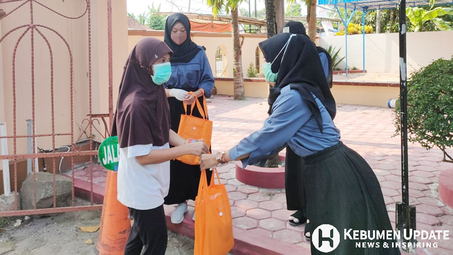 Warga menukarkan kupon dengan beras 5 kg. (Foto: Istimewa)