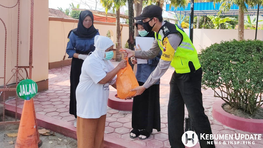 Personil Polsek Pejagoan turut dilibatkan dalam acara pembagian beras. (Foto: Istimewa)