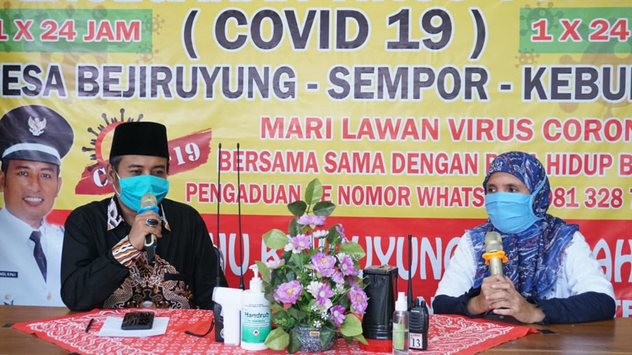 Ketua Stikes Muhammadiyah Gombong Hj Herniyatun MKep Sp Mat bersama Kades Bejiruyung Sopingi saat diskusi online. (Foto: Istimewa)