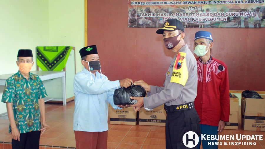 Kabag Ops Kompol Cipto Rahayu menyerahkan kepada perwakilan marbot. (Foto: Padmo-KebumenUpdate.com)