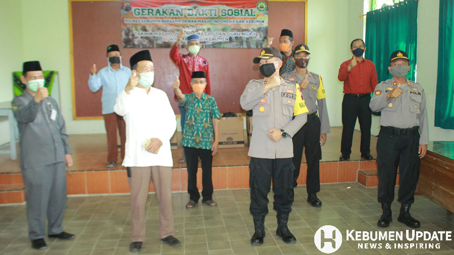 Wakapolres Kompol Prayudha Widiatmoko foto bersama dengan menerapkan pembatasan fisik. (Foto: Padmo-KebumenUpdate)