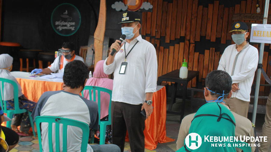Wabup Kebumen H Arif Sugiyanto memberikan pengarahan kepada warga saat antre pencairan BST di Kantor Pos Kebumen. (Foto: Padmo-KebumenUpdate)