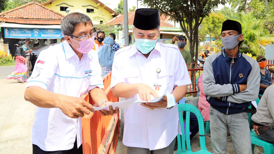 Bupati Yazid Mahfudz didampingi Kepala Dinsos PPKB Eko Widianto. (Foto: Dok. Humas Setda Kebumen) 