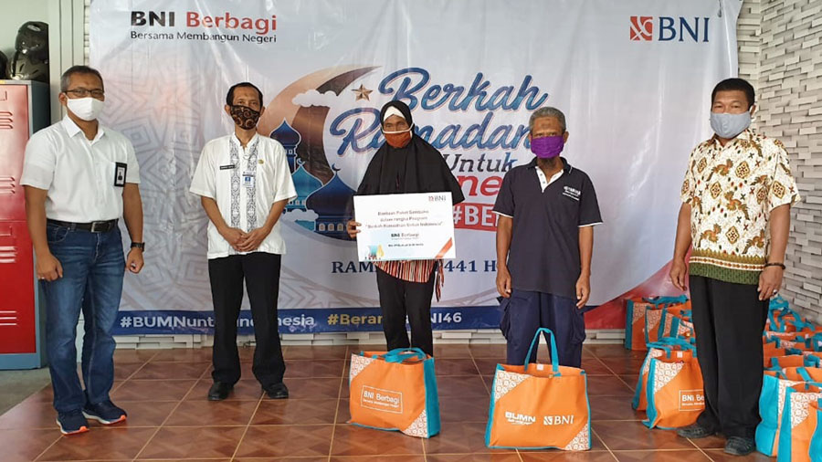 Penyerahan bantuan menerapkan protokol physical distancing. (Foto: Istimewa)