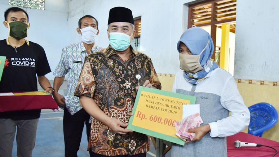 Bupati Kebumen H Yazid Mahfudz menyerahkan BLT DD di Desa Bocor, Kecamatan Buluspesantren. (Foto: Istimewa)