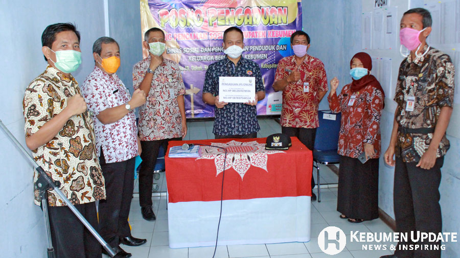 Wabup Arif Sugiyanto bersama sejumlah pejabat menunjukkan nomor aduan. (Foto: Padmo-KebumenUpdate) 