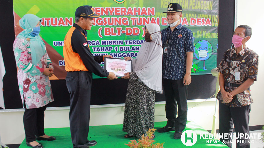 Kades Kebulusan H Romelan Mustofa secara simbolis menyerahkan BLT DD kepada warga. (Foto: Padmo-KebumenUpdate) 
