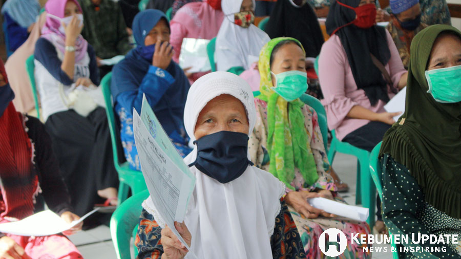 Warga antre menerima BLT DD di Desa Kebulusan. (Foto: Padmo-KebumenUpdate) 