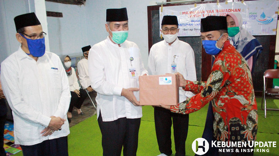 Penyerahan bantuan masker kepada pengurus panti. (Foto: Padmo-KebumenUpdate.com