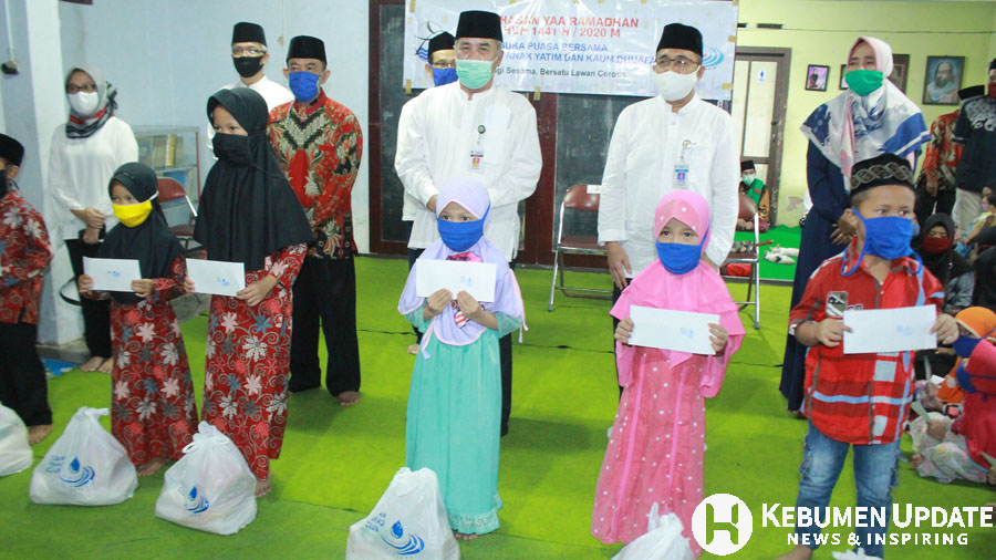Foto Bersama dengan anak yatim. (Foto: Padmo-KebumenUpdate.com)