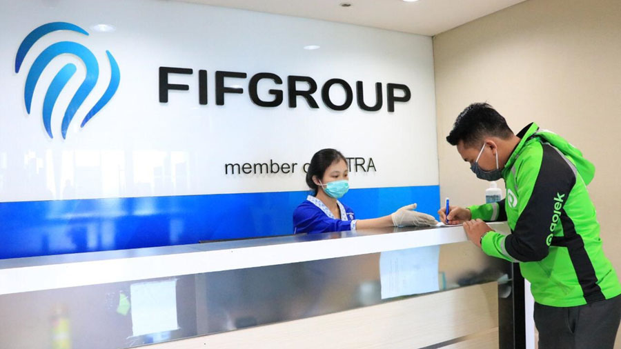 Seorang driver ojek online menandatangani pengajuan relaksasi kredit di cabang FIFGROUP Jakarta dalam protokol kesehatan Covid-19. (Foto: Istimewa)