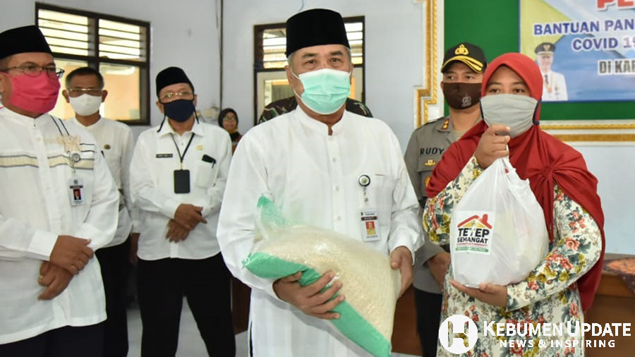Bupati H Yazid Mahfudz menyerahkan bansos sembako Pemprov Jateng. (Foto: Istimewa)