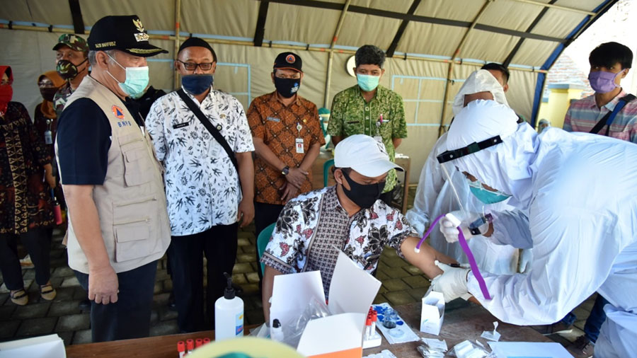Bupati Kebumen Yazid Mahfudz meninjau rapid test massal di Pasar Soma, Karanggayam. (Foto: Humas Kebumen)