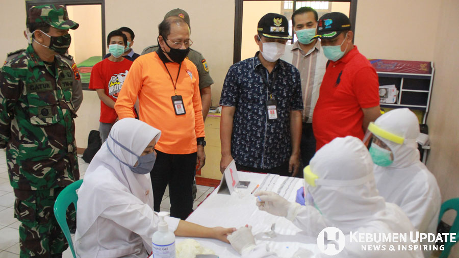 Wakil Bupati Arif Sugiyanto meninjau rapid test di Jadi Baru Swalayan. (Foto: Padmo-KebumenUpdate)